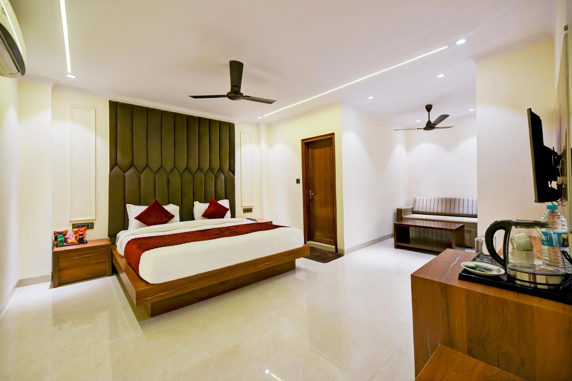 Hotel Surya Plaza New Delhi Exterior photo