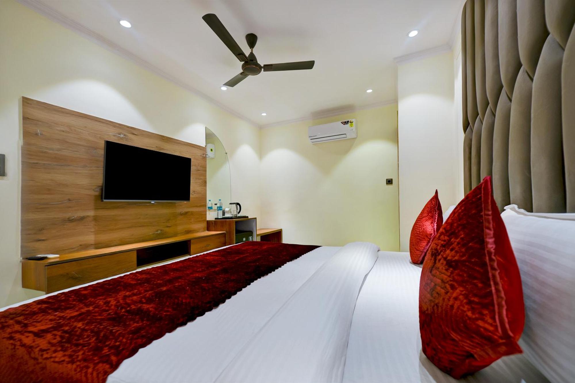 Hotel Surya Plaza New Delhi Room photo