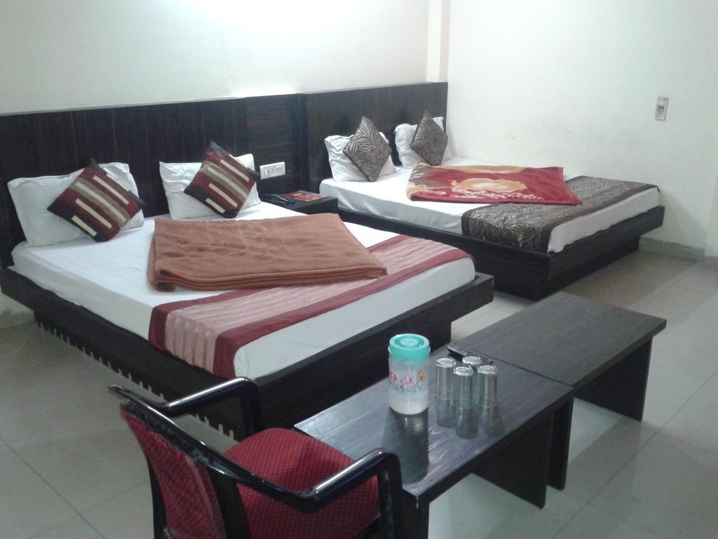 Hotel Surya Plaza New Delhi Room photo